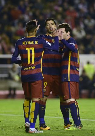  梅西帽子戏法助巴黎逆转取胜，领跑积分榜  