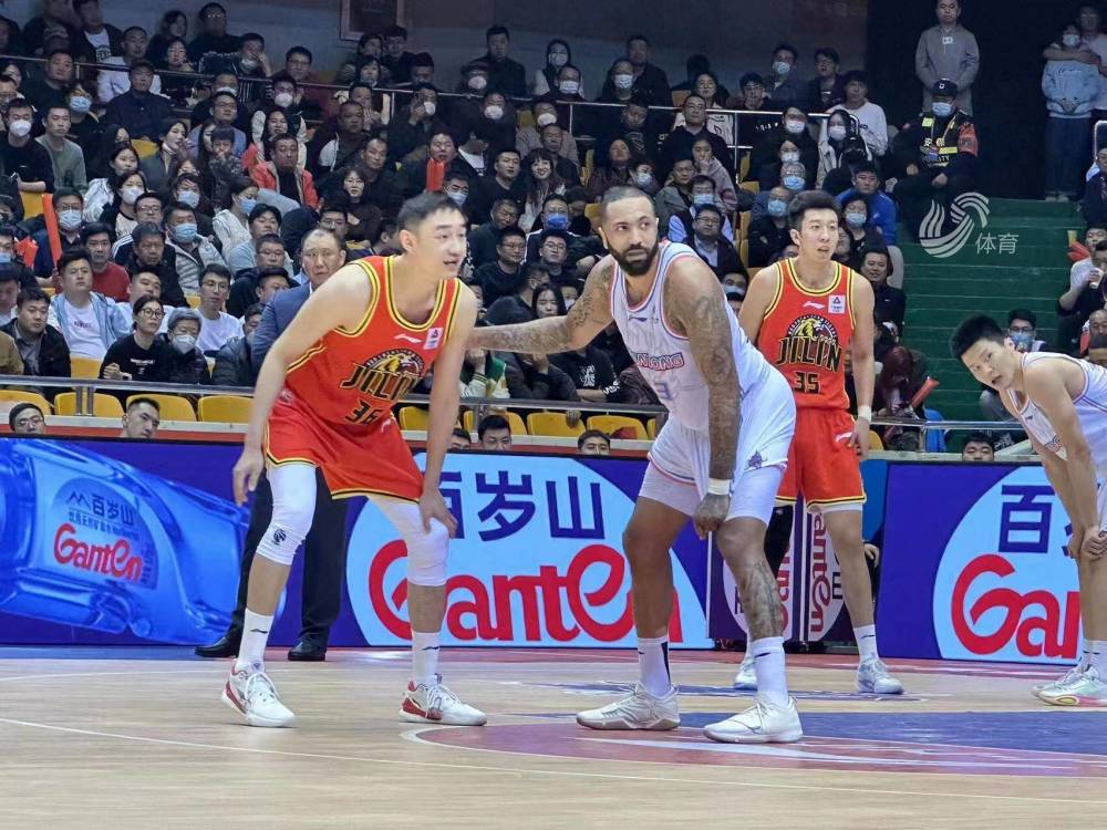  山东高速篮板碾压战胜北京控股男篮