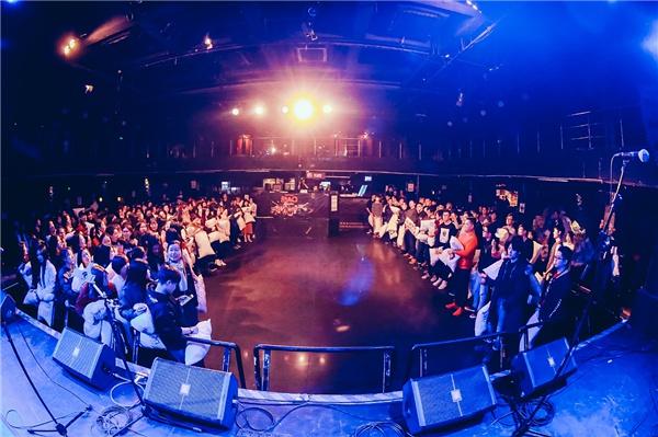  跨年大战火星撞地球引爆观众席