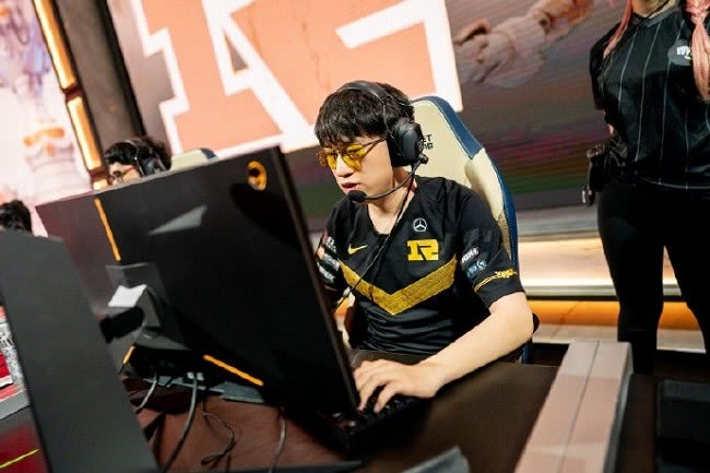  电竞选手沉着应战彰显大将风范