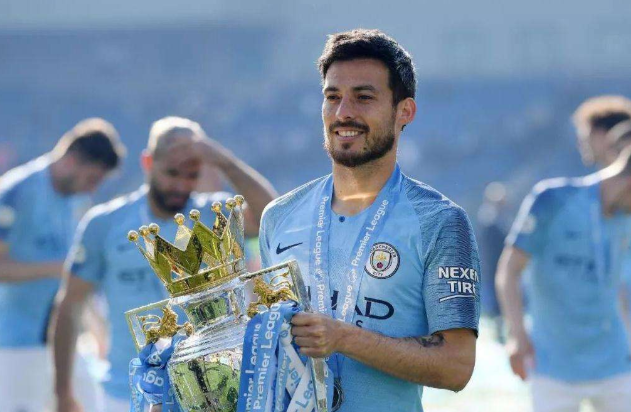  巴西传奇卡卡正式退役，告别仪式温情满满