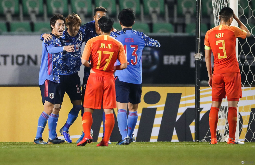  东亚杯较量，日本队三球完胜中国队