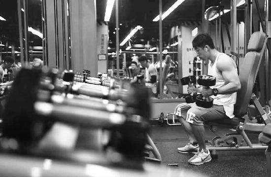  夜间灯光球场投入使用，上班族下班后挥拍健身